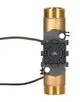 Wärmezähler von Danfoss mit zwei metallenen Gewindeanschlüssen und einem schwarzen Gehäuse, ausgestattet mit Kabeln für die elektrische Verbindung und einem M-Bus-Anschluss.